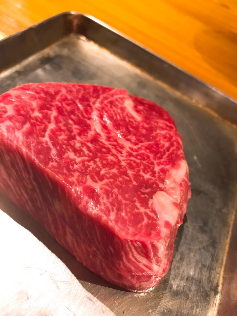本日の一品はコレ ランプ肉を使った飛騨牛のタタキと名古屋コーチンのササミの霜降りを牡蠣醤油で 本日の一品はコレ ランプ肉を使った飛騨牛のタタキと名古屋コーチンのササミの霜降りを牡蠣醤油で